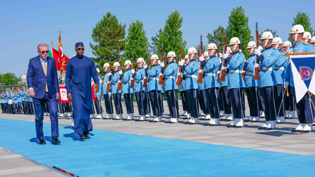 Tayyip Erdogan est allé au-delà des codes diplomatiques classiques pour accueillir personnellement Ousmane Sonko à Ankara